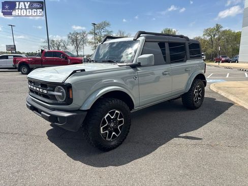 Used 2024 Ford Bronco Outer Banks image 2