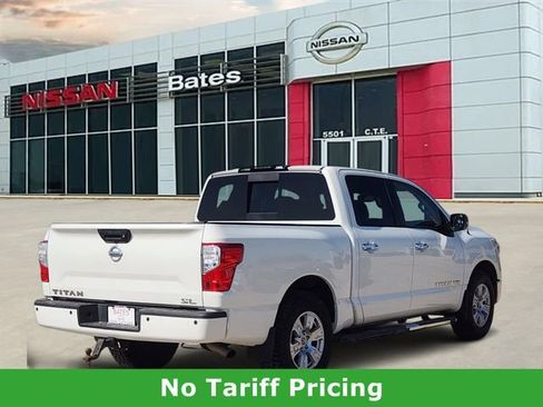 Used 2018 Nissan Titan SV w/ SV Convenience Package image 4