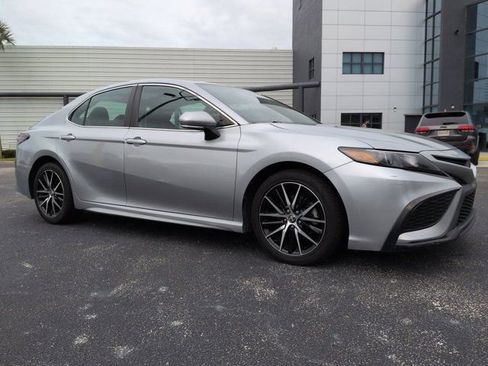 Used 2023 Toyota Camry SE FWD image 2