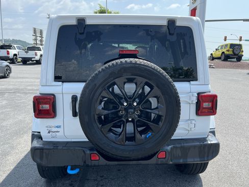 Used 2023 Jeep Wrangler Unlimited Sahara w/ Cold Weather Group AWD/4WD image 5