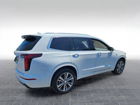 Certified 2025 Cadillac XT6 Premium Luxury w/ Technology Package FWD image 5