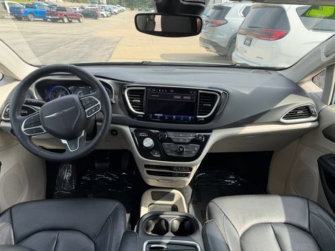 Used 2022 Chrysler Pacifica Touring-L FWD image 21