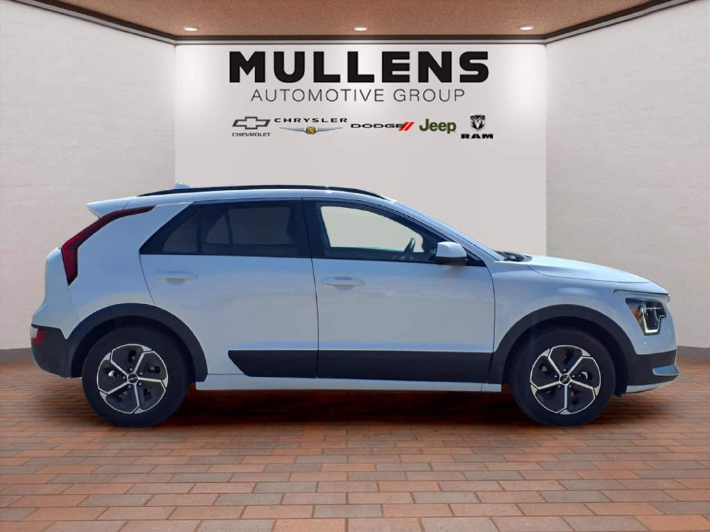 Used 2025 Kia Niro LX FWD image 4