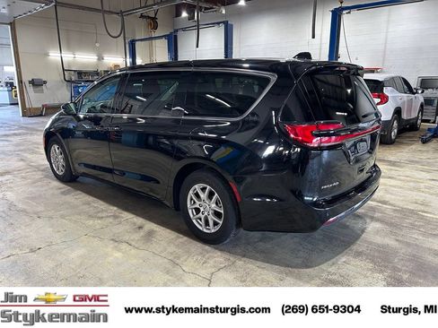 Used 2024 Chrysler Pacifica Touring-L FWD image 9