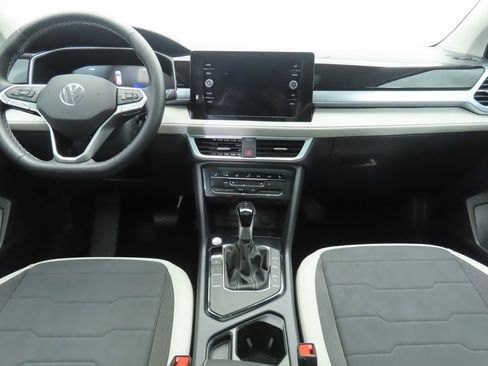 Certified 2025 Volkswagen Taos SE w/ Panoramic Sunroof Package image 13