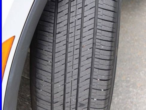 Used 2023 Volkswagen Tiguan SE w/ Panoramic Sunroof Package image 13