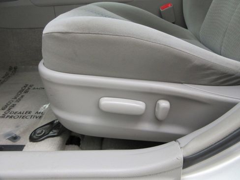 Used 2010 Toyota Camry LE FWD image 29