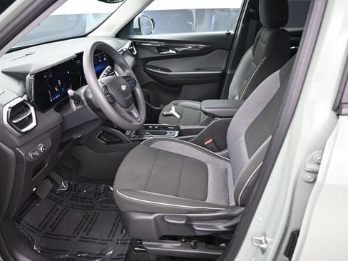 Used 2025 Chevrolet TrailBlazer LT AWD/4WD image 28