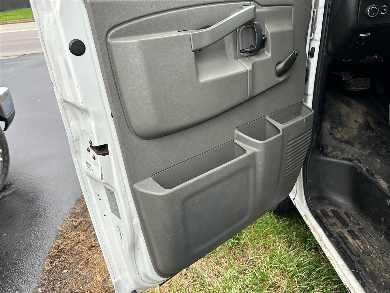 Used 2018 Chevrolet Express 4500 Extended w/ Driver Convenience Package RWD image 9