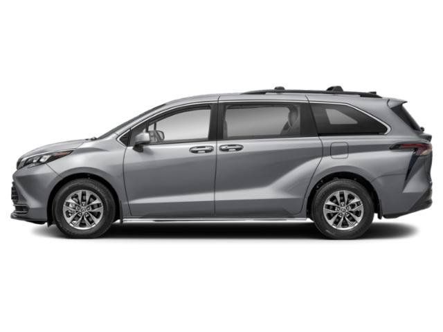 Used 2025 Toyota Sienna LE FWD image 3