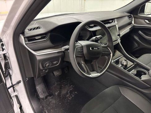 Used 2026 Jeep Grand Cherokee Altitude AWD/4WD image 13