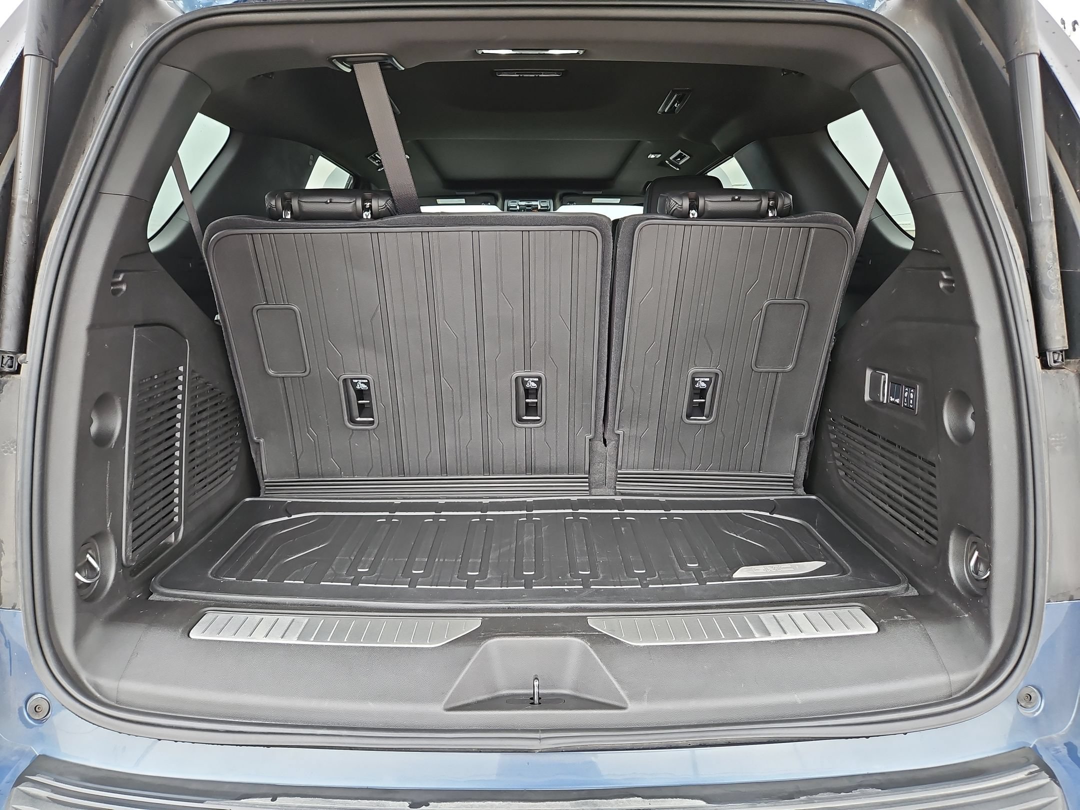 Used 2026 GMC Yukon Denali w/ Sun & Power Step Package AWD/4WD image 24