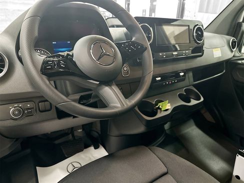 Used 2025 Mercedes-Benz Sprinter 2500 image 10