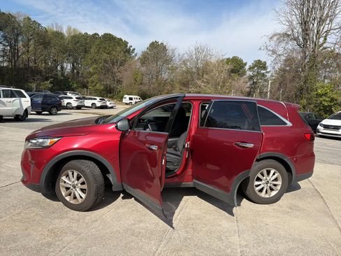 Used 2019 Kia Sorento LX image 16