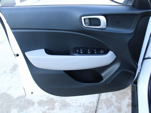 Used 2020 Hyundai Venue SEL image 9