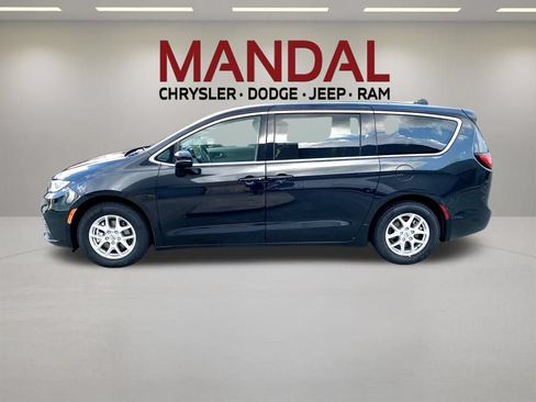 Used 2023 Chrysler Pacifica Touring-L FWD image 9