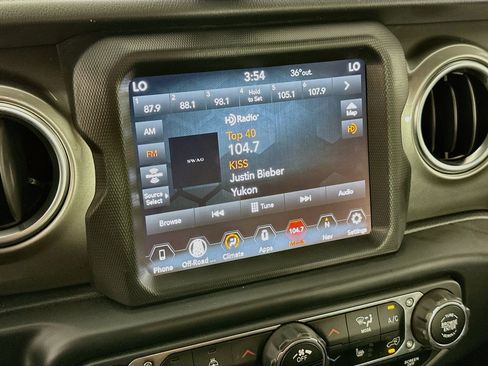 Used 2020 Jeep Wrangler Unlimited Sahara AWD/4WD image 19