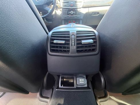 Used 2010 Mercedes-Benz E 550 4MATIC Sedan image 13