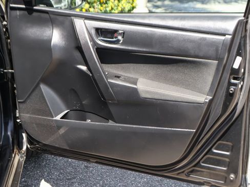 Used 2019 Toyota Corolla LE w/ Carpet Mat Package (TMS) FWD image 37