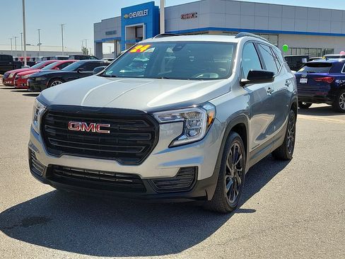 Used 2024 GMC Terrain SLE w/ Driver Convenience Package FWD image 4