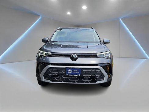 Certified 2025 Volkswagen Taos SE w/ Panoramic Sunroof Package AWD/4WD image 2