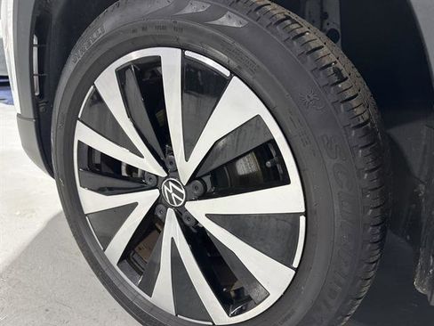 Certified 2022 Volkswagen Taos SE image 14