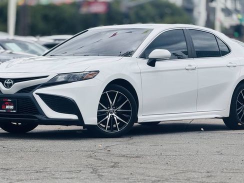 Used 2021 Toyota Camry SE image 1