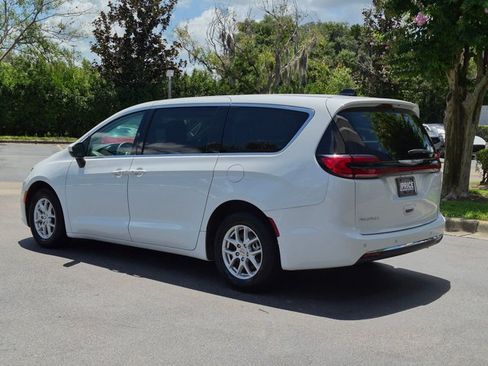 Used 2023 Chrysler Pacifica Touring-L FWD image 8