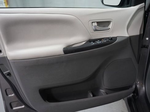Used 2020 Toyota Sienna LE FWD image 12