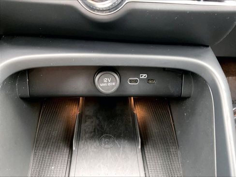 Used 2023 Volvo XC40 Recharge Ultimate image 37