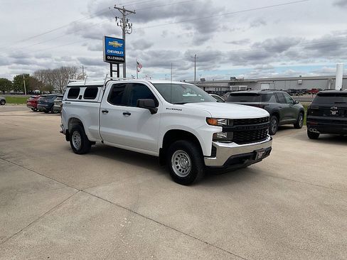 Used 2020 Chevrolet Silverado 1500 W/T w/ WT Value Package AWD/4WD image 3