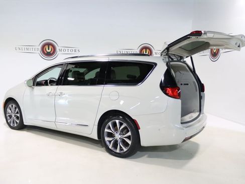 Used 2019 Chrysler Pacifica Limited w/ Tire & Wheel Group FWD image 27