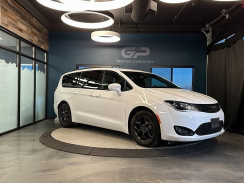 Used 2020 Chrysler Pacifica Touring-L w/ S Appearance Package image 1