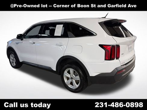 Used 2022 Kia Sorento LX AWD/4WD image 3
