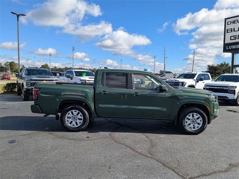 Used 2022 Nissan Frontier SV image 2