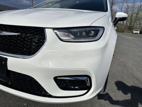 Used 2023 Chrysler Pacifica Touring-L image 10