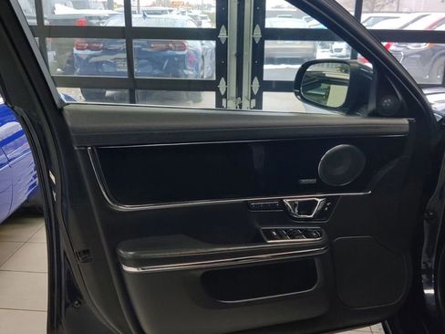 Used 2016 Jaguar XJ image 40