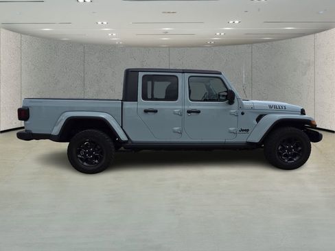 Used 2023 Jeep Gladiator Willys image 2