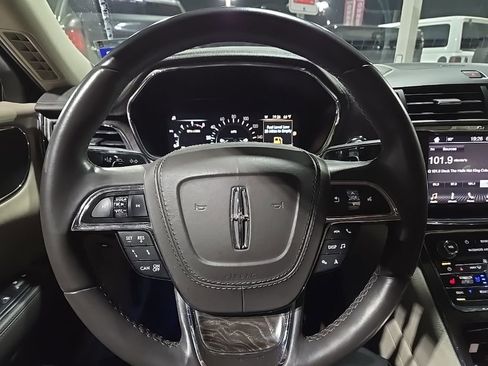 Used 2019 Lincoln Continental Select image 12