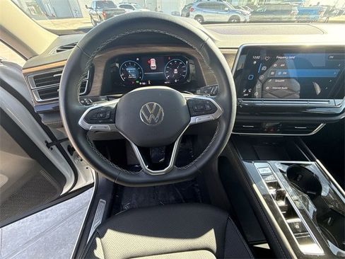 Used 2024 Volkswagen Atlas SE image 14