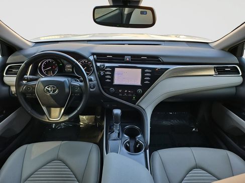 Used 2018 Toyota Camry SE w/ Convenience Package FWD image 10