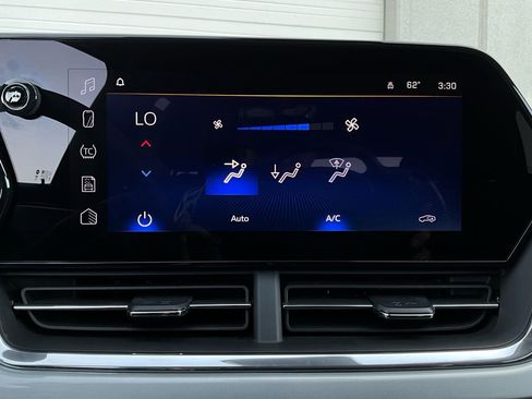 Used 2025 Chevrolet Trax LT image 28