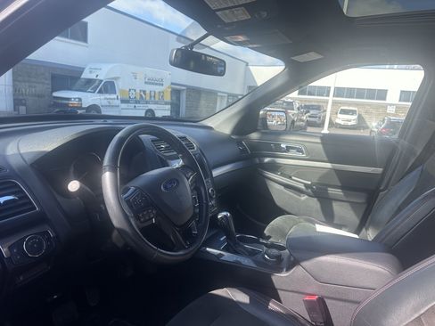 Used 2019 Ford Explorer XLT w/ Equipment Group 202A image 11