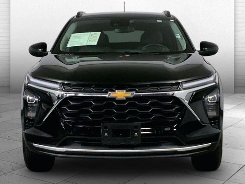 Used 2025 Chevrolet Trax LT w/ LT Convenience Package FWD image 2