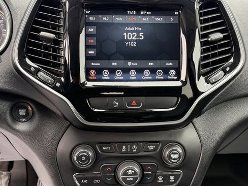 Used 2019 Jeep Cherokee Limited image 5