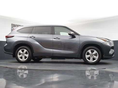 Used 2024 Toyota Highlander LE AWD/4WD image 30