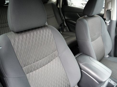 Used 2018 Nissan Rogue SV AWD/4WD image 19