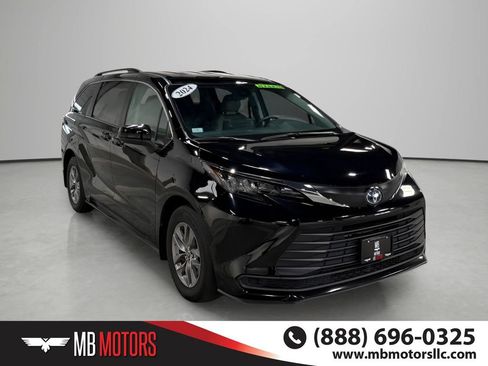 Used 2024 Toyota Sienna LE AWD/4WD image 2