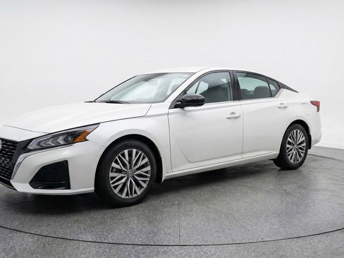 Used 2025 Nissan Altima 2.5 SV FWD image 3