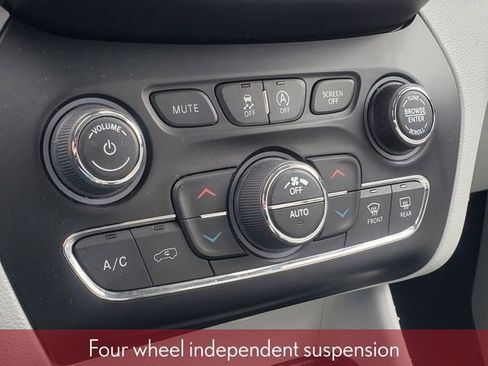 Used 2019 Jeep Cherokee Overland w/ Technology Group image 33